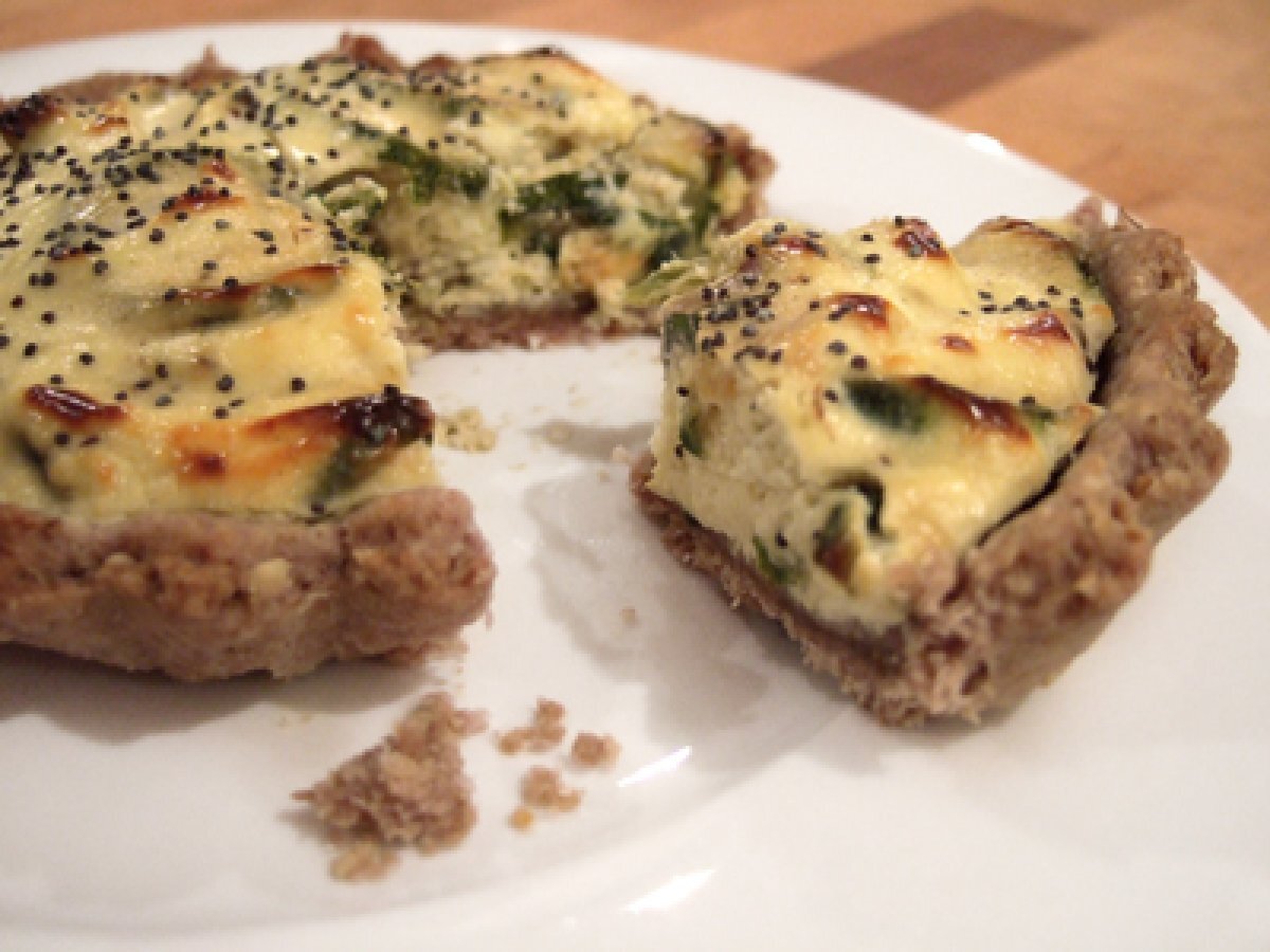Tartellette al formaggio di capra, zucchine e semi di papavero