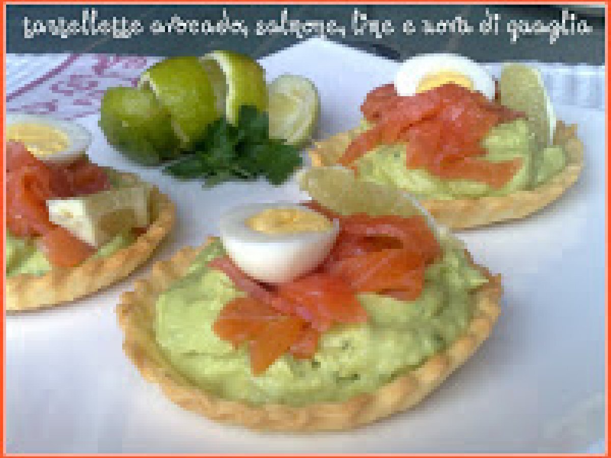 TARTELLETTE CON CREMA DI AVOCADO, SALMONE, LIME E UOVA DI QUAGLIA