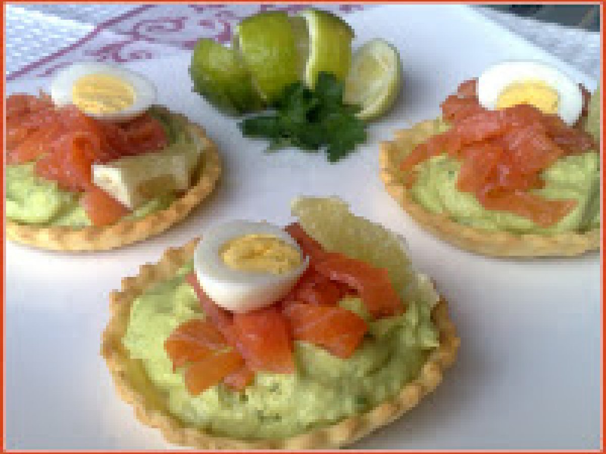 TARTELLETTE CON CREMA DI AVOCADO, SALMONE, LIME E UOVA DI QUAGLIA - foto 2