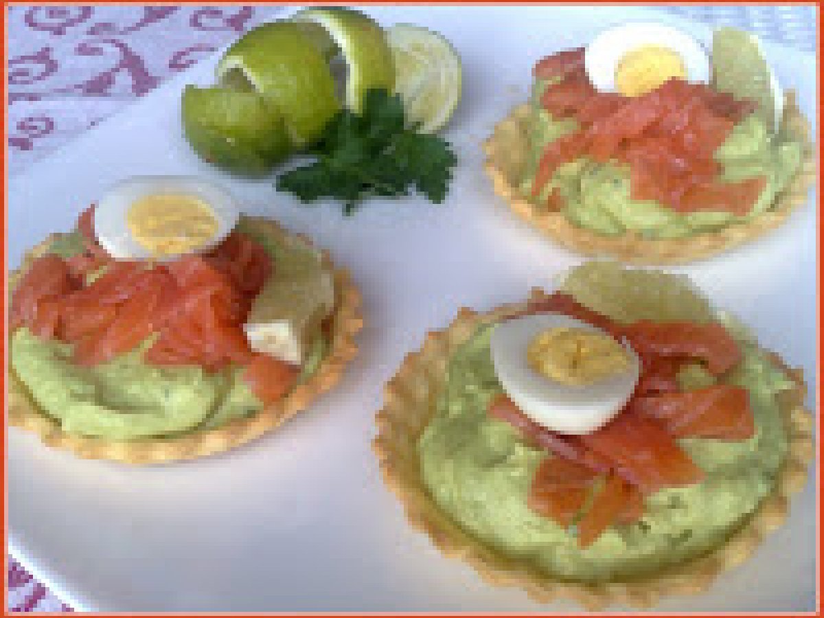 TARTELLETTE CON CREMA DI AVOCADO, SALMONE, LIME E UOVA DI QUAGLIA - foto 4