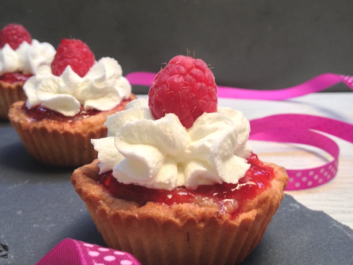 Tartellette con frolla alle fragole, crema pasticcera e coulis di lamponi