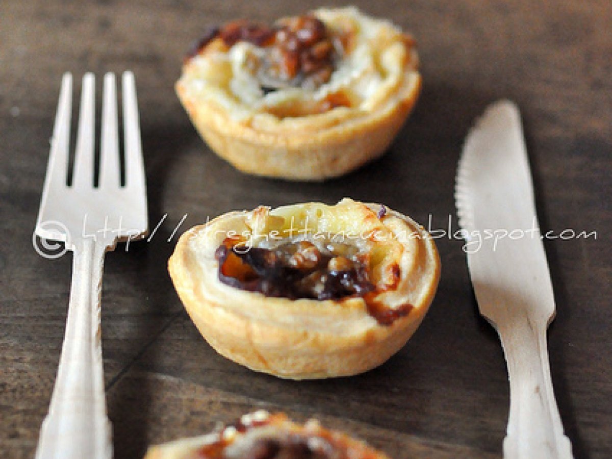 Tartellette con miele brie e noci