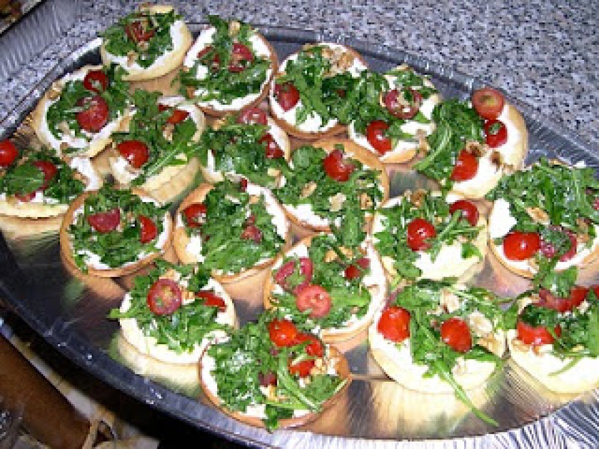 Tartellette con rucola robiola e pomodorini