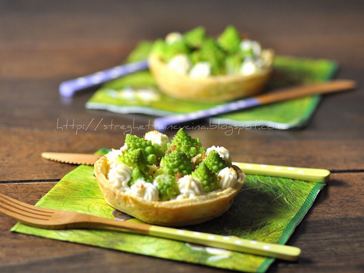 Tartellette di brisè con acciuga, limone, ricotta e broccolo romanesco