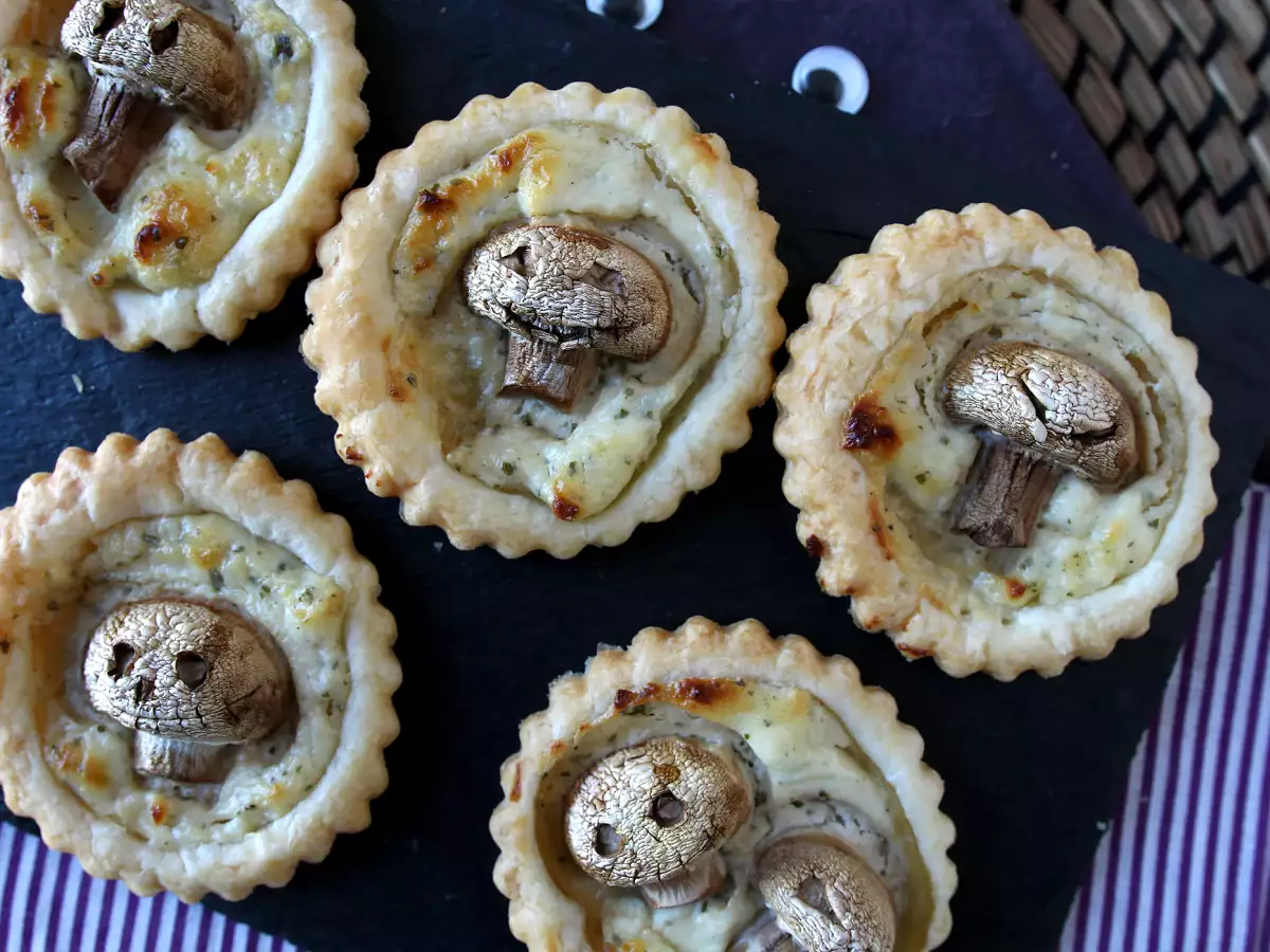Tartellette di Halloween con funghi e formaggio fresco aromatizzato - foto 6