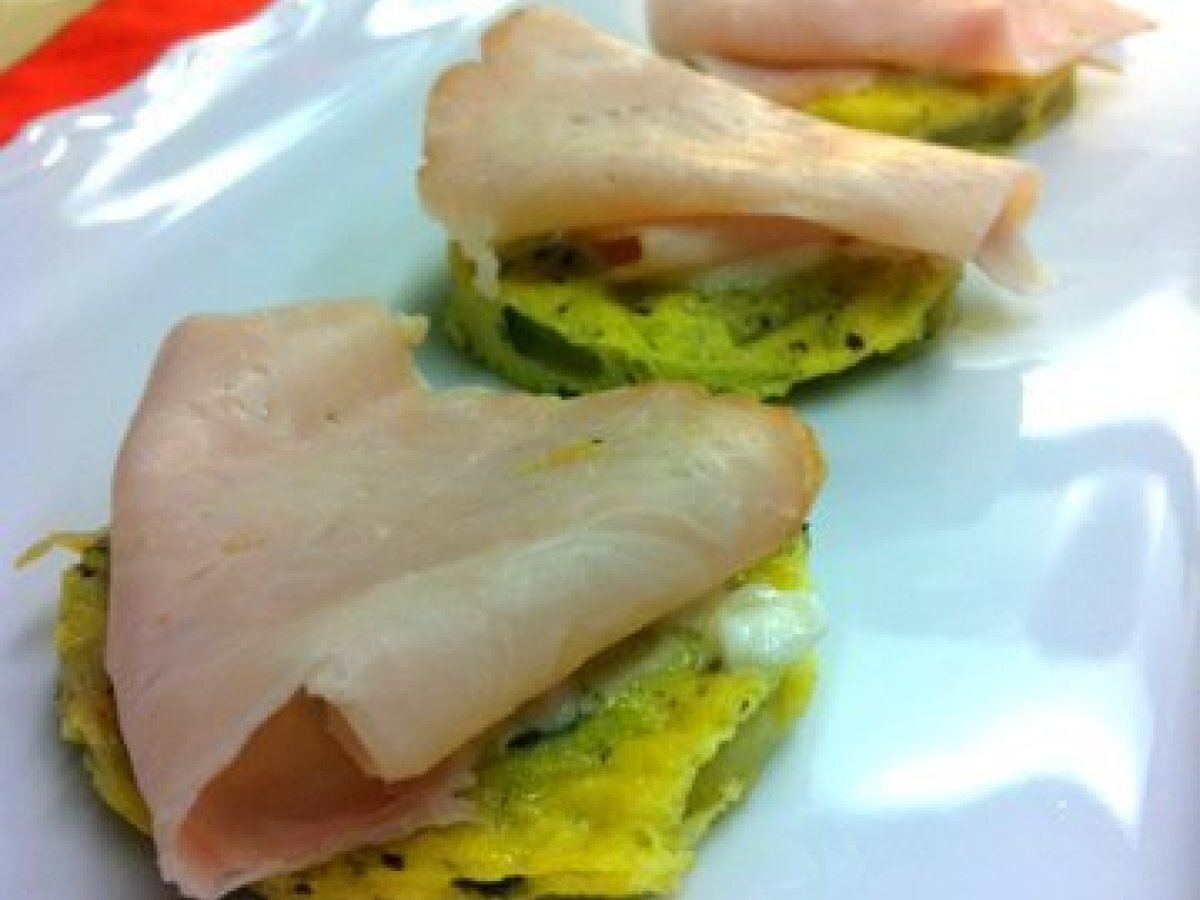 TARTINA DI FRITTATA CON FESA E SALSA ALLO YOGURT GRECO
