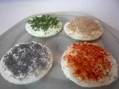 Tartine ai formaggi speziati