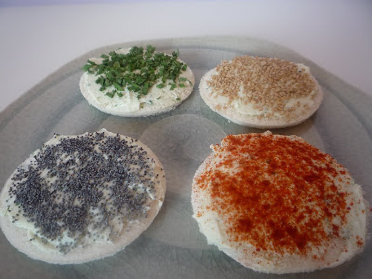 Tartine ai formaggi speziati