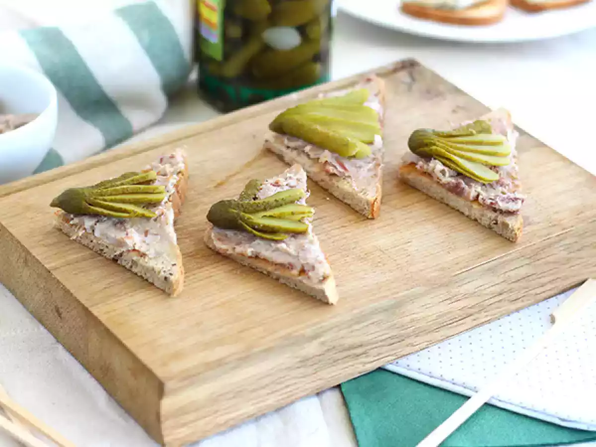 Tartine con paté e cetriolini