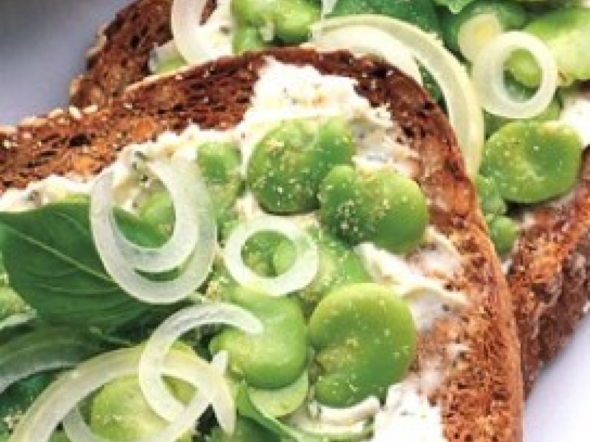 Tartine di formaggio fresco e fave