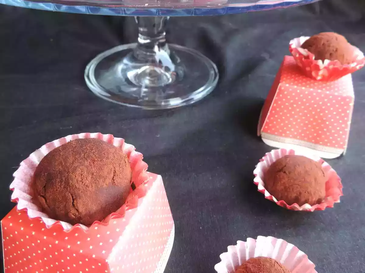 Tartufi al cacao amaro con crema di marroni e panna