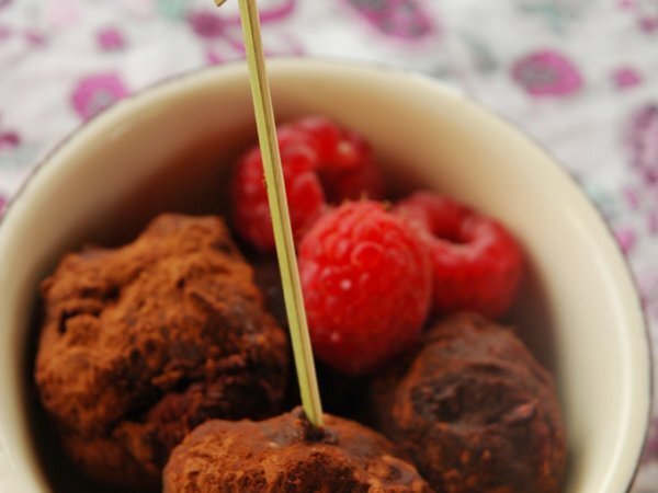 TARTUFI AL CIOCCOLATO E LAMPONI