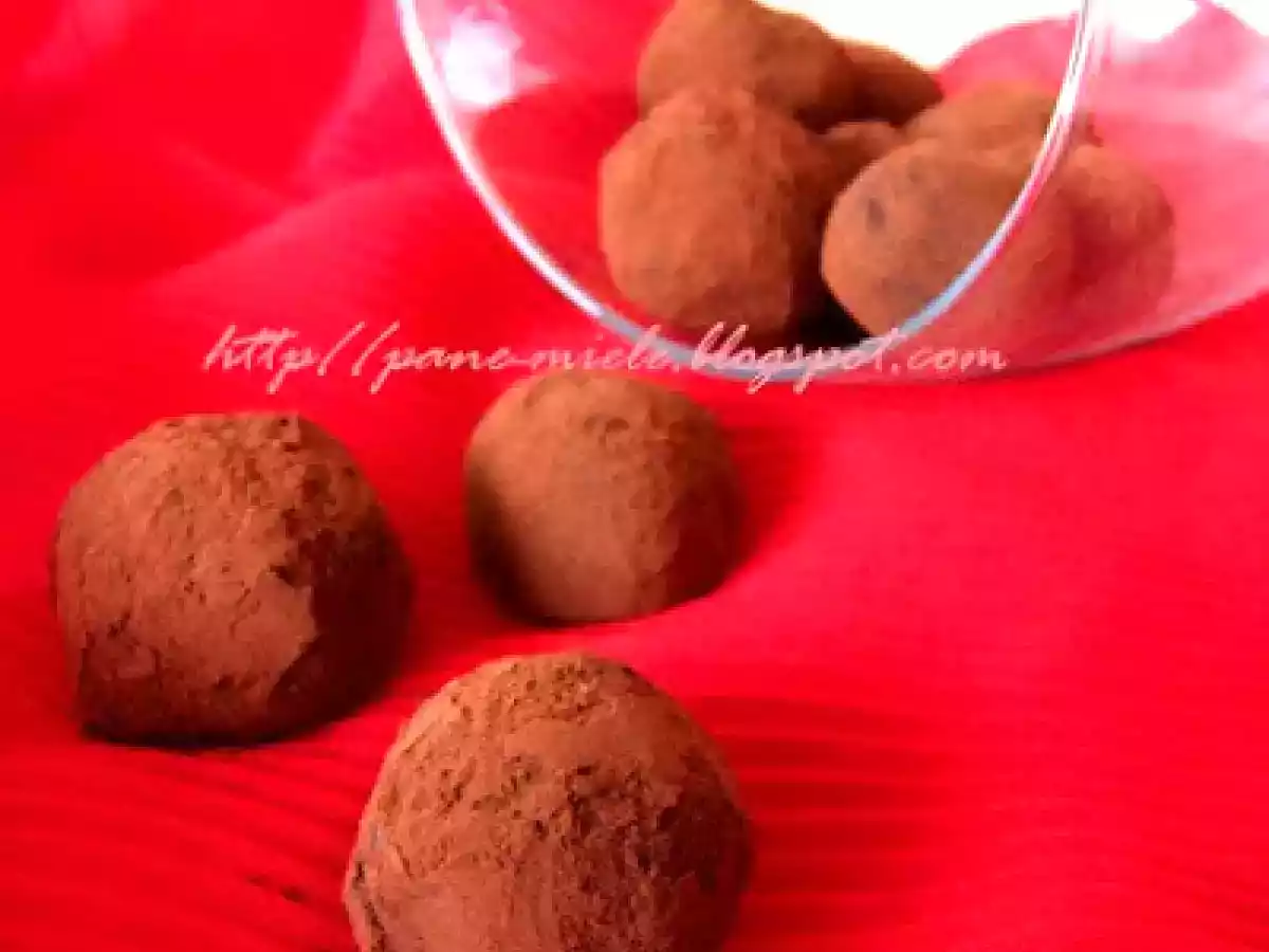 Tartufi di cioccolato fondente e amarene candite con essenza di violetta