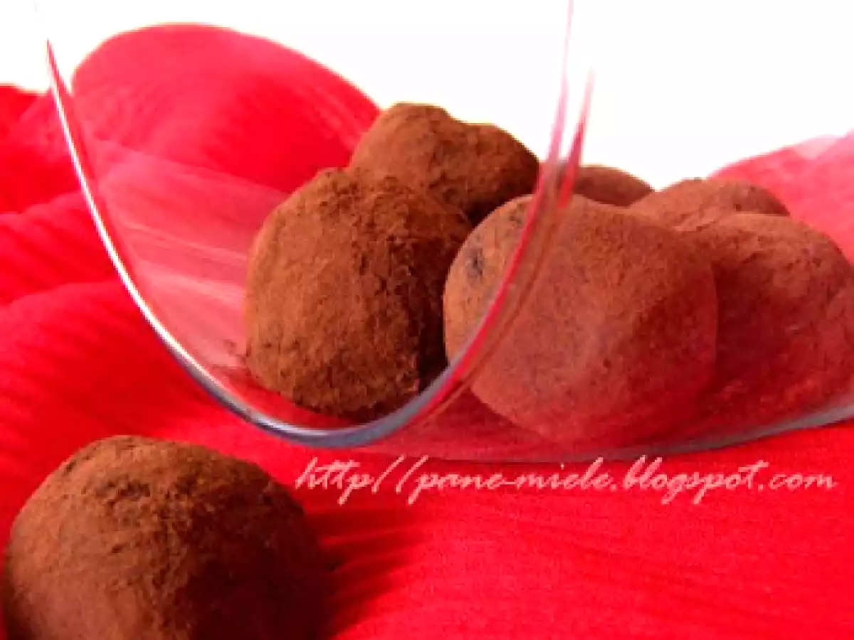 Tartufi di cioccolato fondente e amarene candite con essenza di violetta - foto 2