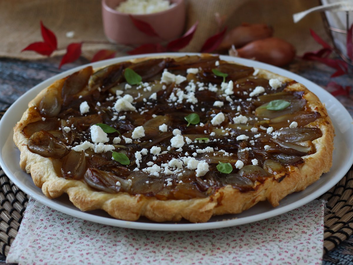 Tatin di scalogni e feta, un'irresistibile idea aperitivo