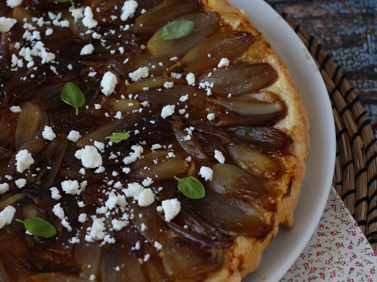 Tatin di scalogni e feta, un'irresistibile idea aperitivo - foto 4