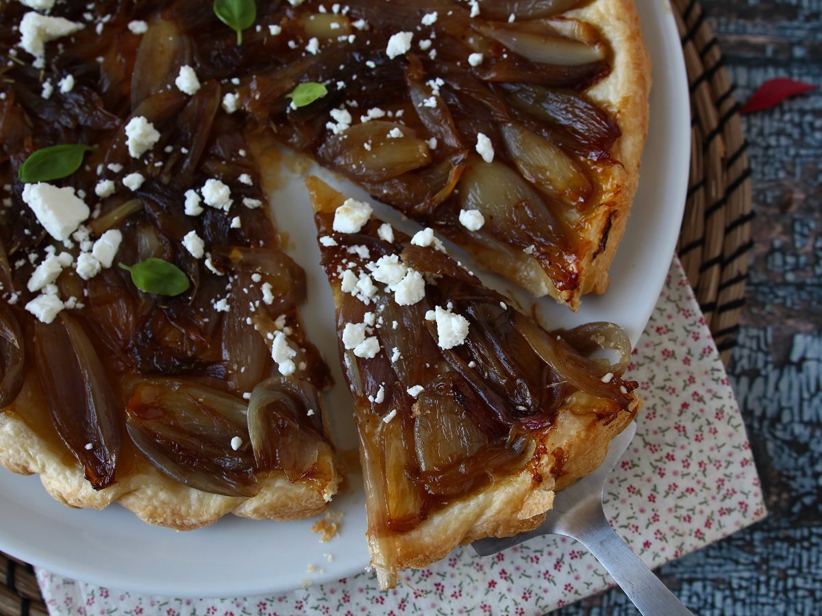 Tatin di scalogni e feta, un'irresistibile idea aperitivo - foto 5