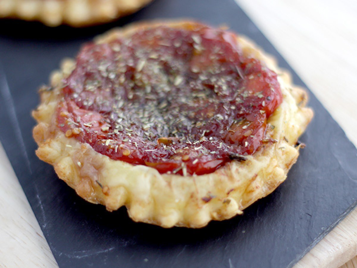 Tatin salata con pomodorini, la ricetta monoporzione per un antipasto speciale