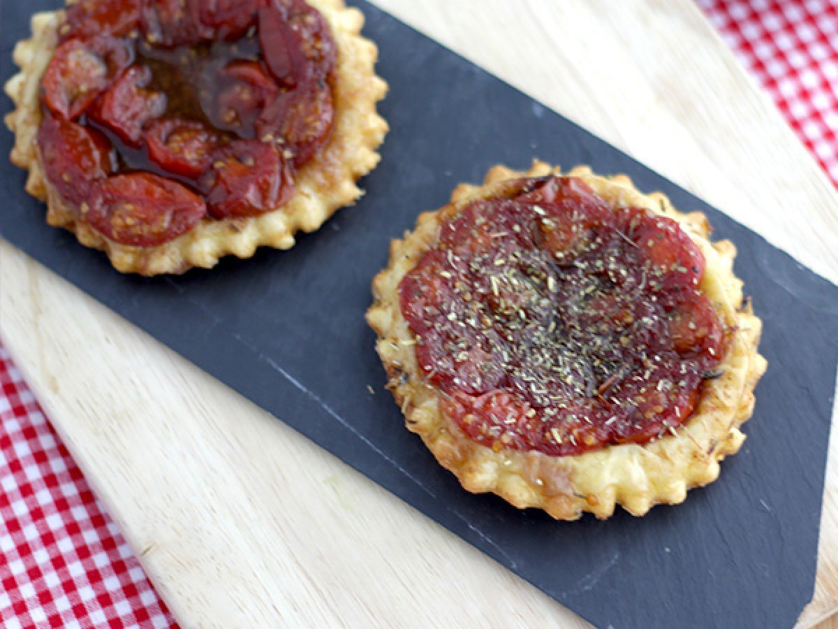 Tatin salata con pomodorini, la ricetta monoporzione per un antipasto speciale - foto 2