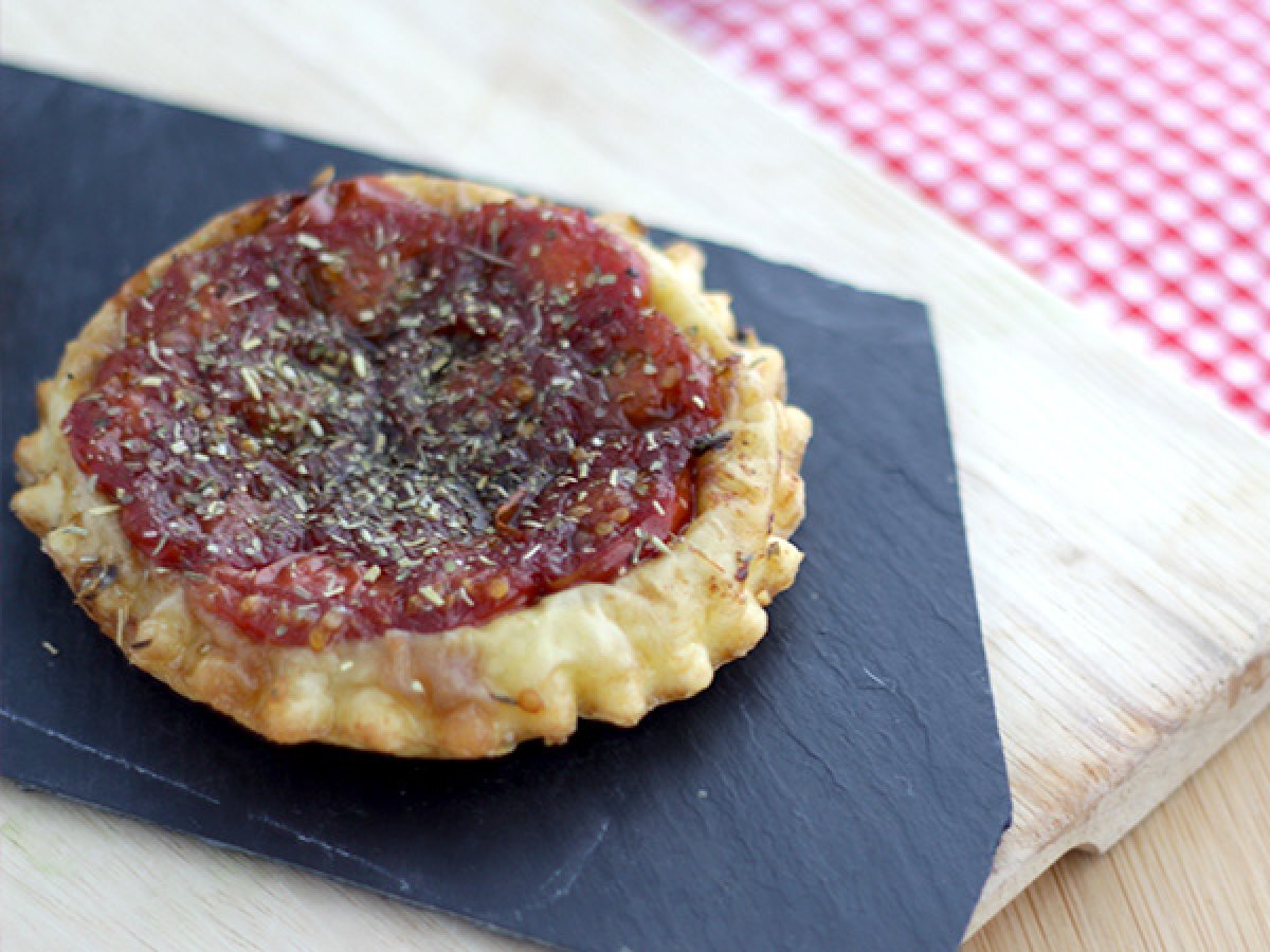 Tatin salata con pomodorini, la ricetta monoporzione per un antipasto speciale - foto 3