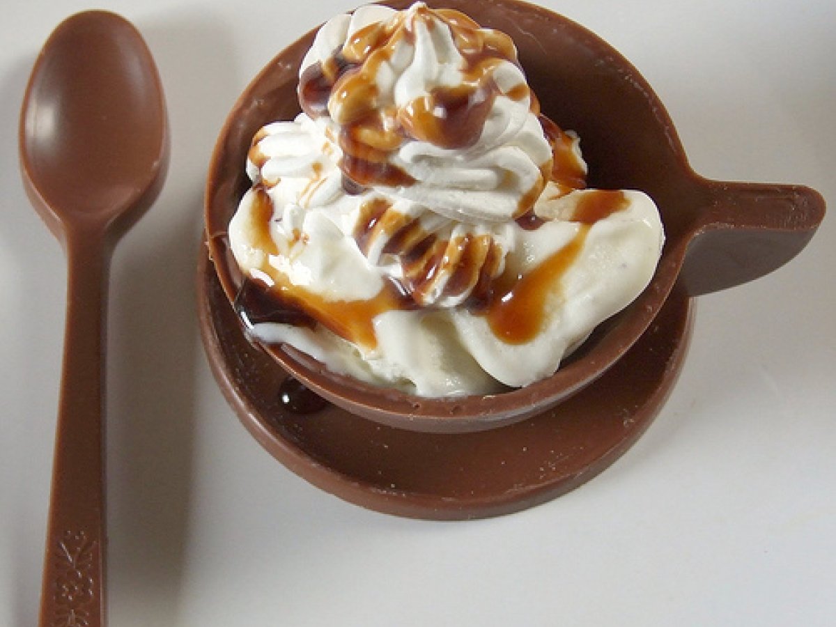 Tazzine di cioccolato al latte con gelato al whisky, panna montata e caramello - foto 2