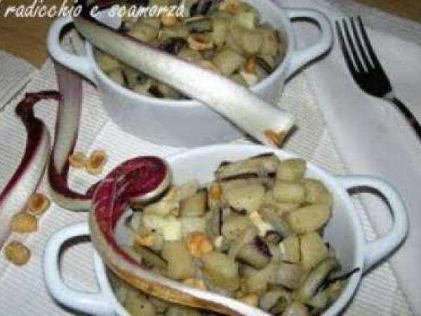 Tegamino di gnocchi al radicchio e scamorza