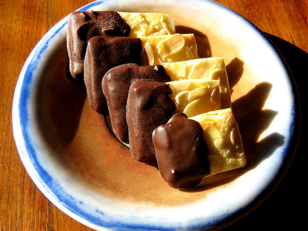 Tegoline di frolla con mandorle e cioccolato fondente