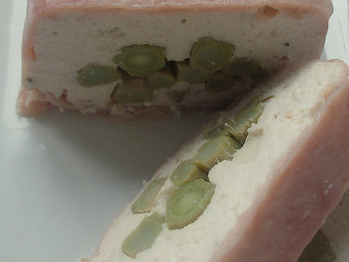 Terrina di pollo, prosciutto e carciofi