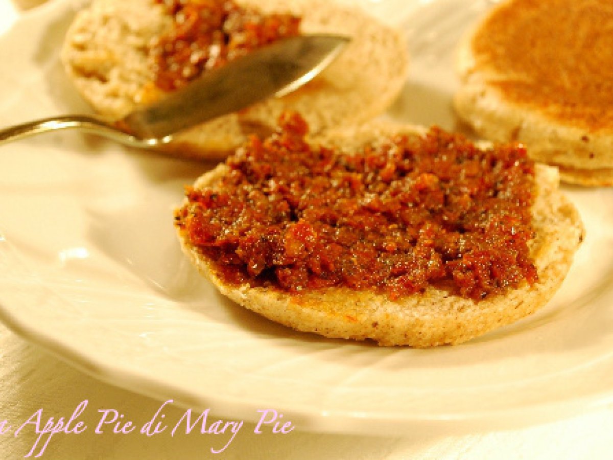 Tigelle integrali ai 6 cereali con pâté di pomodori secchi