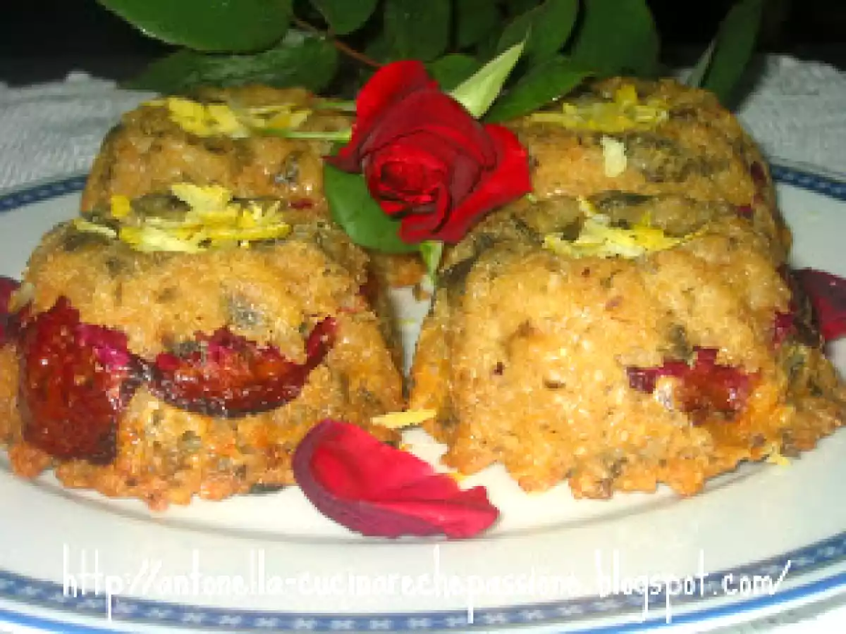 Timballini con germogli di rovo e petali di rosa rossa