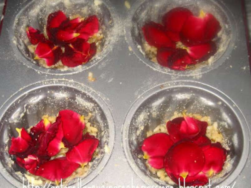 Timballini con germogli di rovo e petali di rosa rossa, foto 6