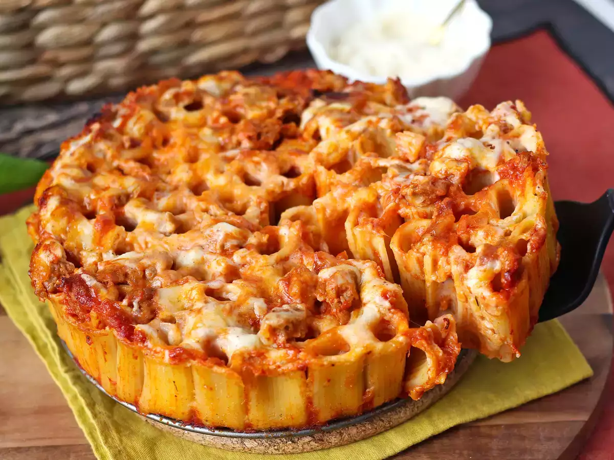 Timballo di rigatoni al forno con salsiccia, besciamella e mozzarella - foto 8