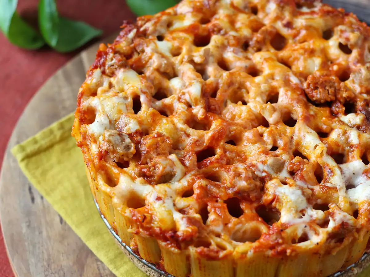 Timballo di rigatoni al forno con salsiccia, besciamella e mozzarella - foto 2