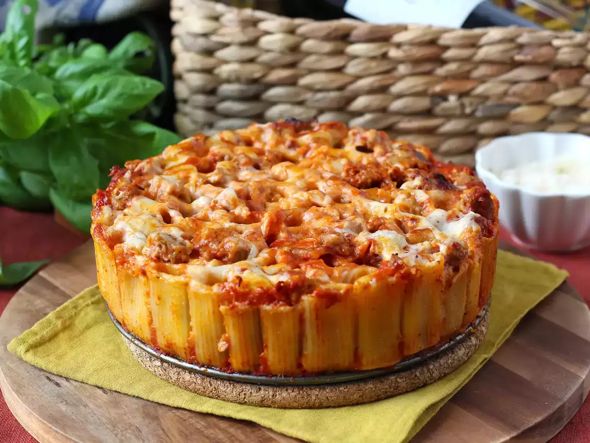 Timballo di rigatoni al forno con salsiccia, besciamella e mozzarella - foto 4