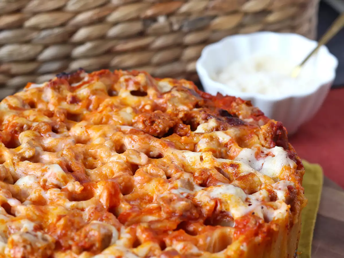 Timballo di rigatoni al forno con salsiccia, besciamella e mozzarella - foto 5