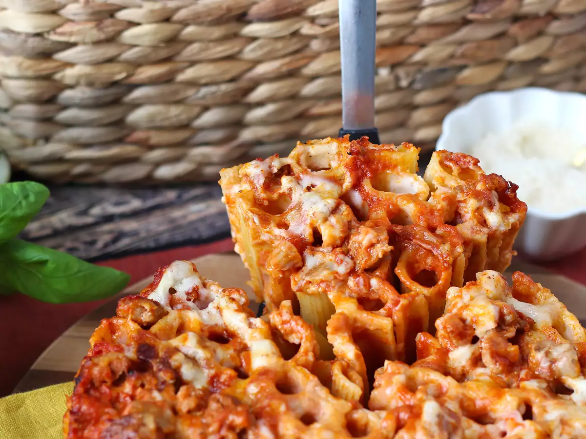 Timballo di rigatoni al forno con salsiccia, besciamella e mozzarella - foto 6