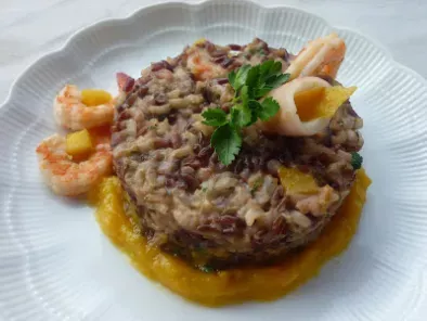 Timballo di riso rusticon riso misto con riso camargue con calamari, gamberetti e mango