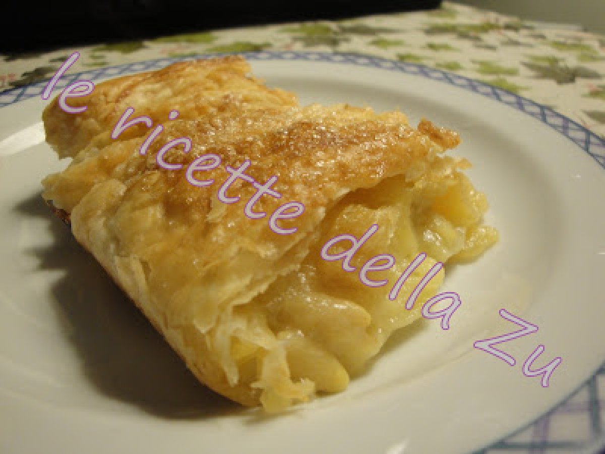 Tipo uno strudel con Pasta Sfoglia, Mele, Crema e Pinoli.
