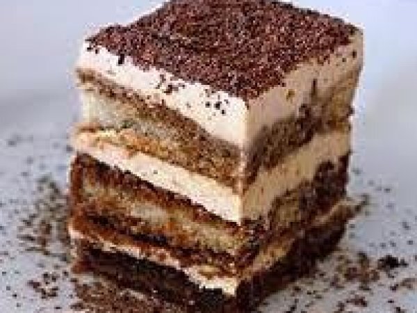 Tiramisù al mirto con bicchiere al cioccolato fondente e filu e ferru