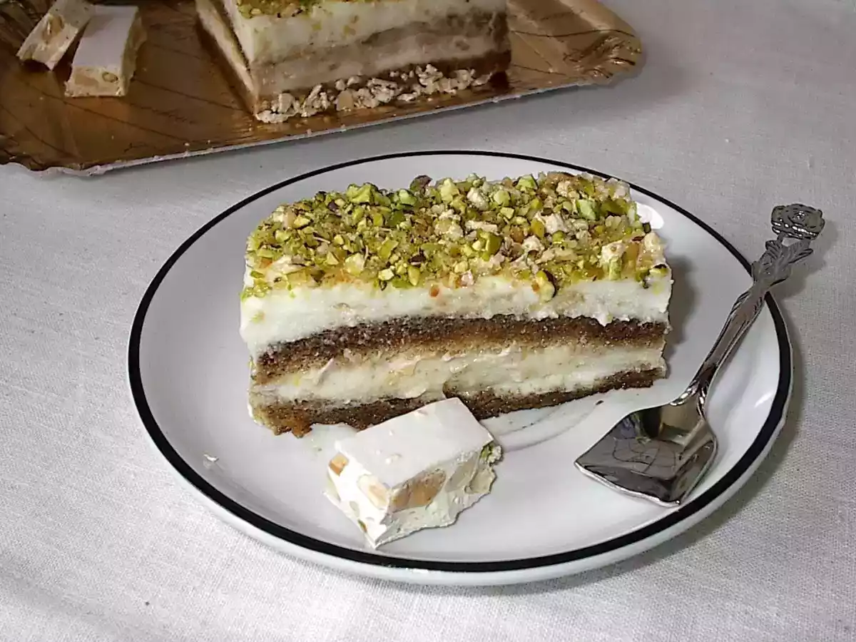 Tiramisù al torrone e granella di pistacchio