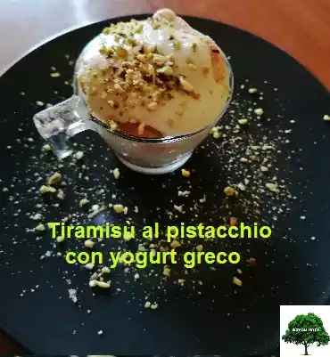 Tiramisù alla crema di pistacchio con yogurt greco