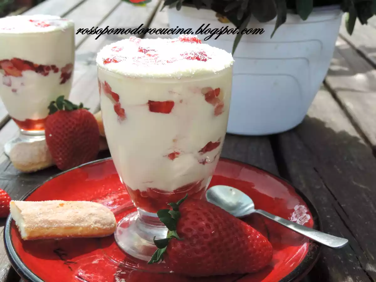 Tiramisù alle fragole in bicchiere