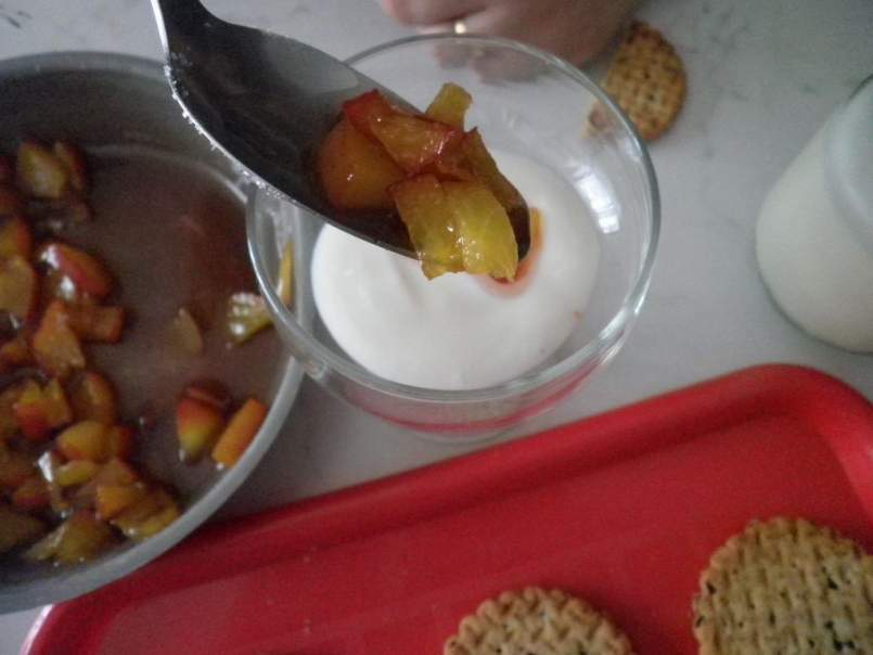 Tiramisu allo yogurt con pesche noci caramellate alla cannella, foto 7