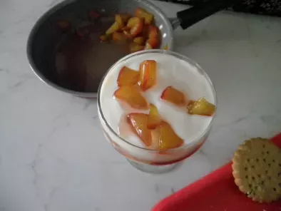 Tiramisu allo yogurt con pesche noci caramellate alla cannella, foto 9