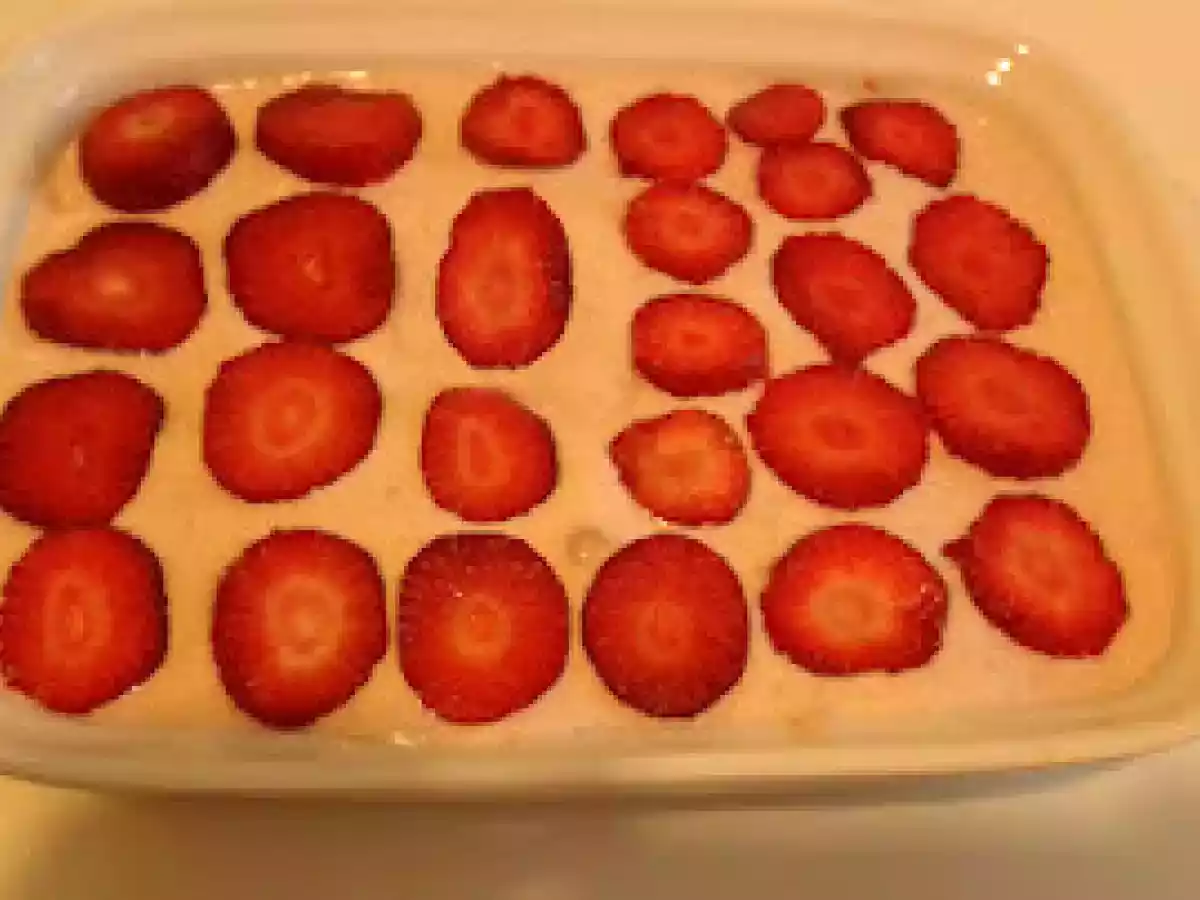 TIRAMISU' CON CREMA ALLE FRAGOLE