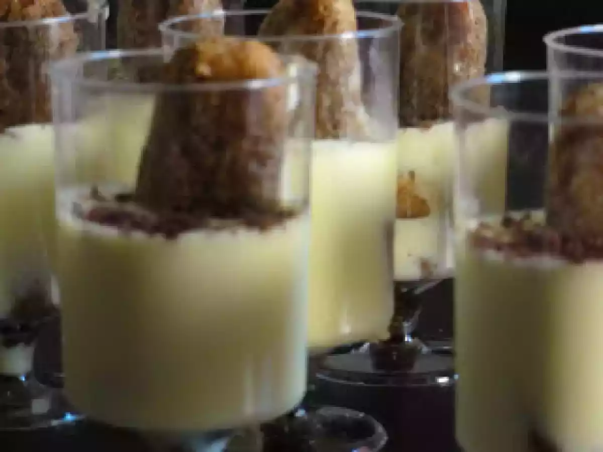 Tiramisù in bicchiere al cioccolato bianco