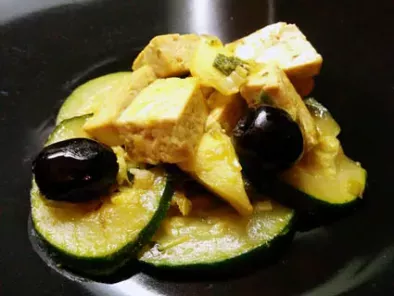 Tofu con salsa di soia, zucchine e spezie
