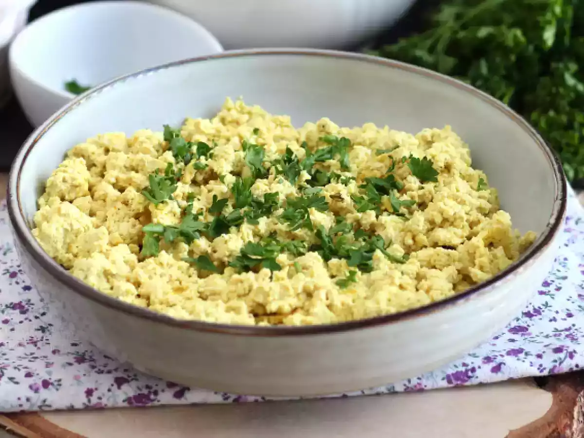 Tofu strapazzato, la ricetta vegana per rimpiazzare le uova nel brunch - foto 3