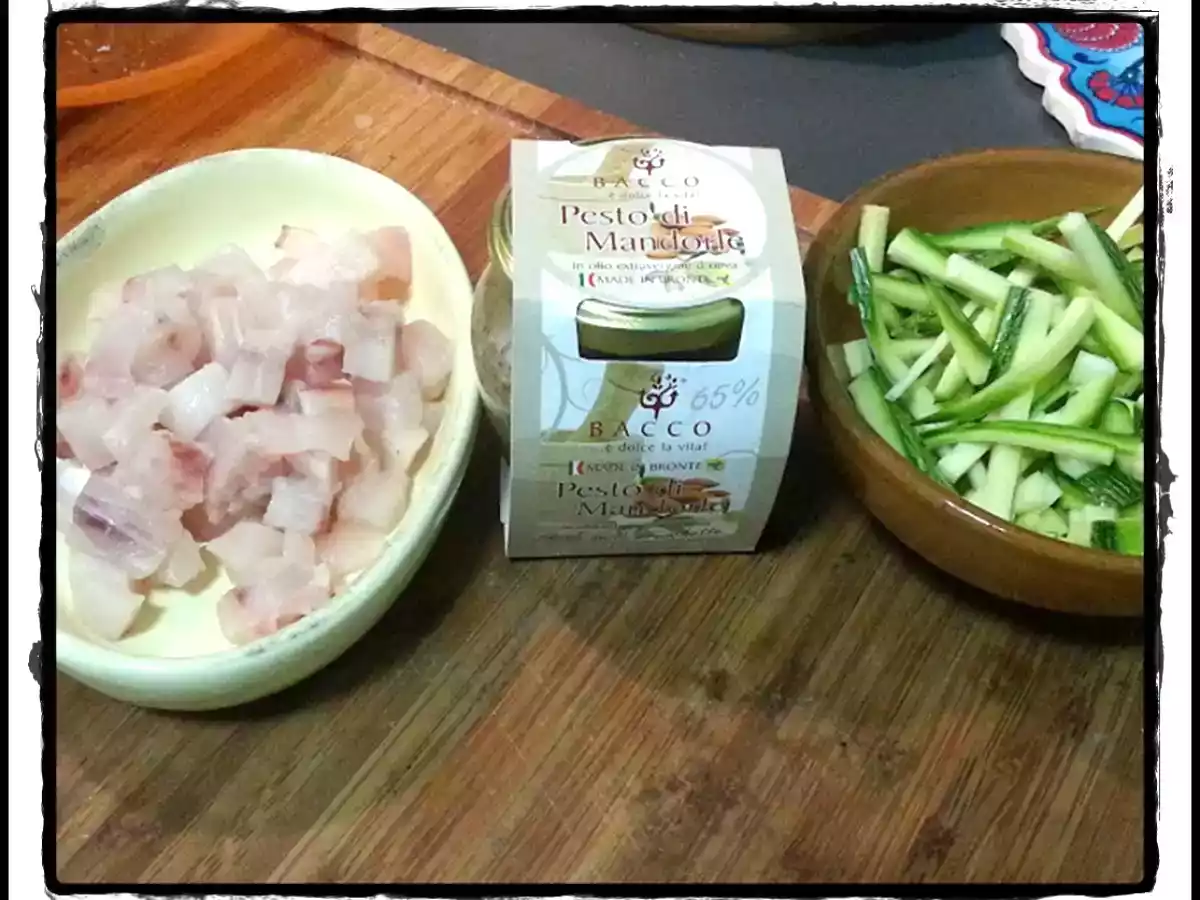 Tonnarelli al nero con pesce spada, zucchine e pesto di mandorle - foto 2