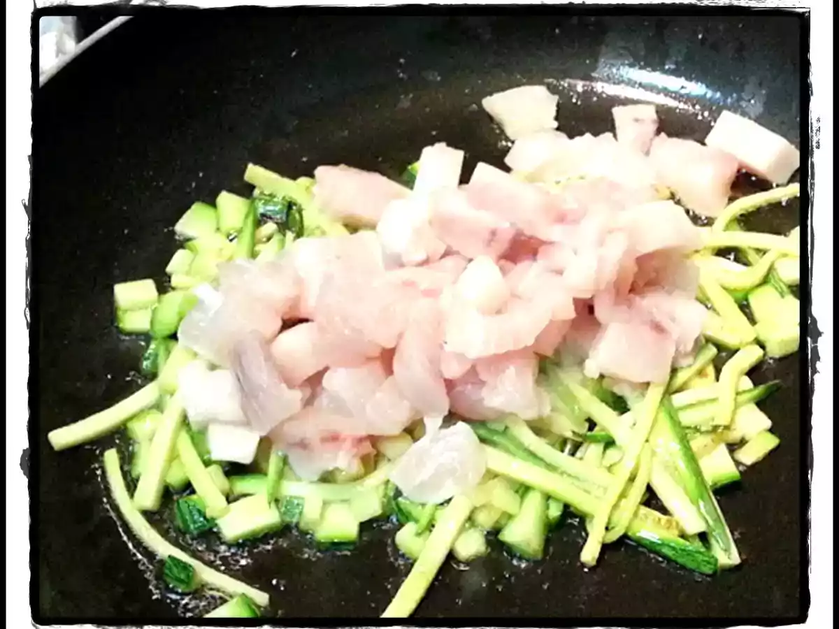 Tonnarelli al nero con pesce spada, zucchine e pesto di mandorle - foto 4